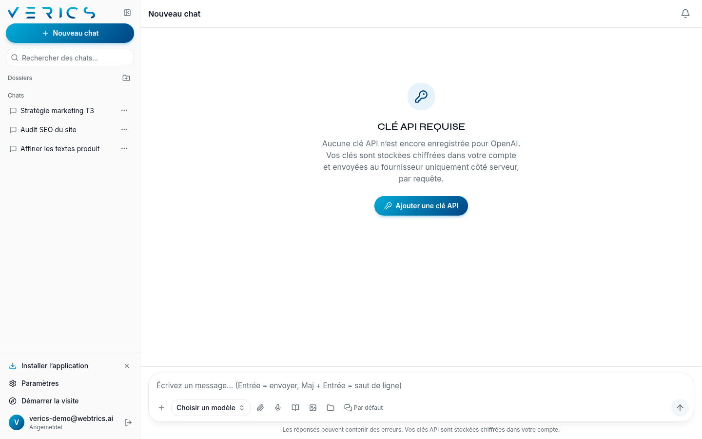 Tableau de bord du Webtrics AI Tool avec un sélecteur de modèles pour GPT-4o, Claude et Gemini, des dossiers et une bibliothèque de prompts